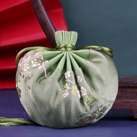 着物バッグ 草花刺繍の巾着式クラッチバッグ