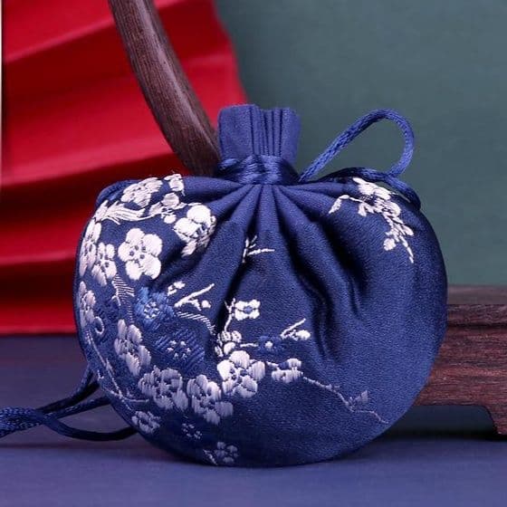 着物バッグ 草花刺繍の巾着式クラッチバッグ