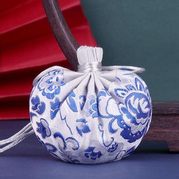 着物バッグ 草花刺繍の巾着式クラッチバッグ