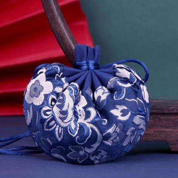 着物バッグ 草花刺繍の巾着式クラッチバッグ