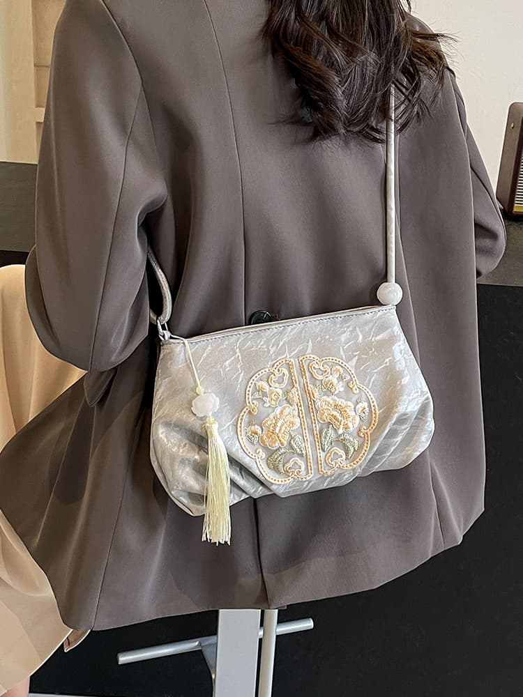 着物バッグ ショルダーバッグ 花紋刺繍の結び飾りショルダー