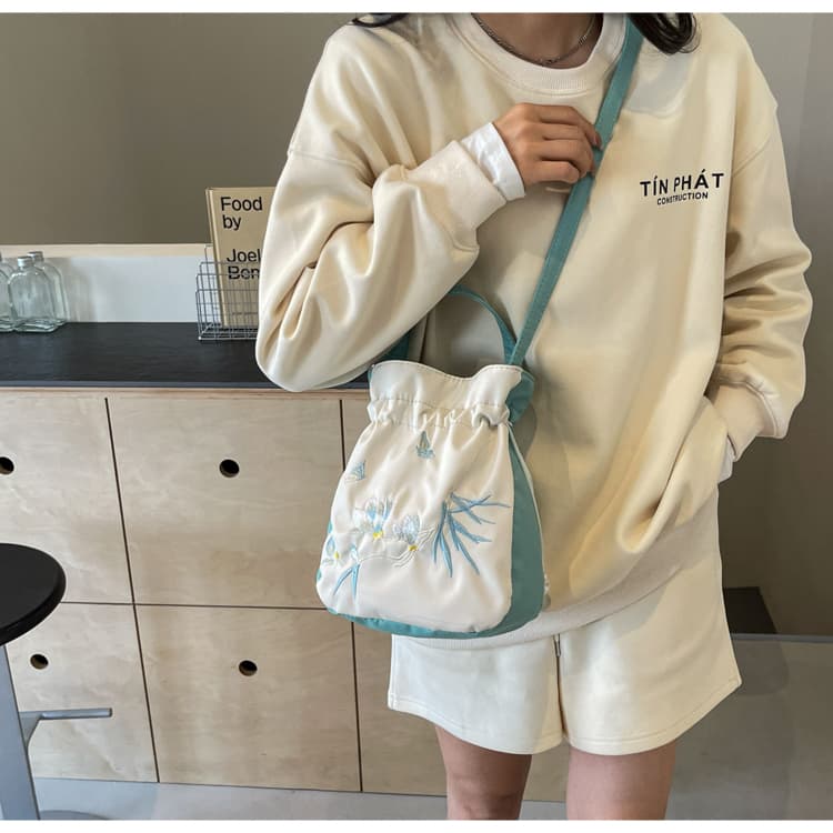 着物バッグ ショルダーバッグ 花鳥刺繍 巾着型ショルダーバッグ